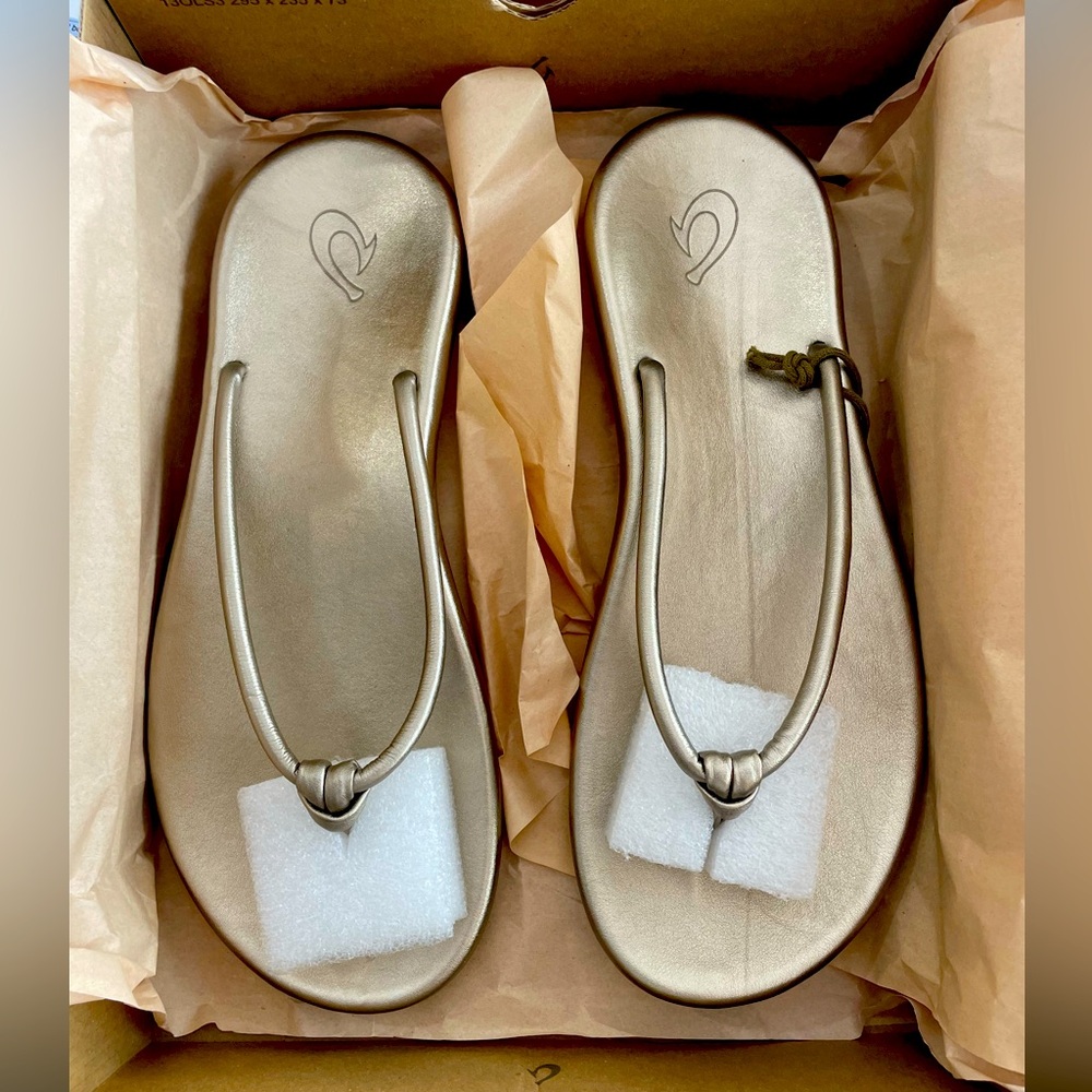 OluKai women’s sandals, flip flops